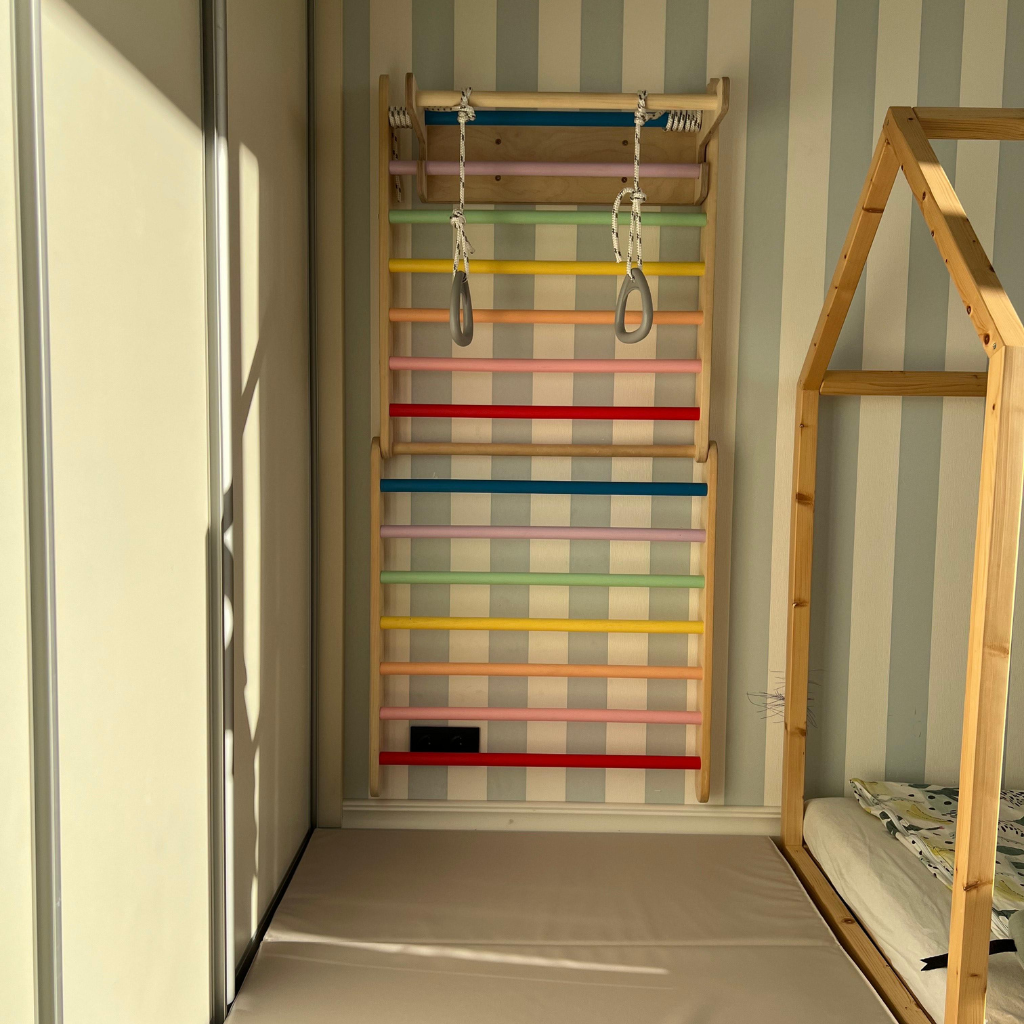 Sienas stiprinājums kāpšanas trīsstūrim